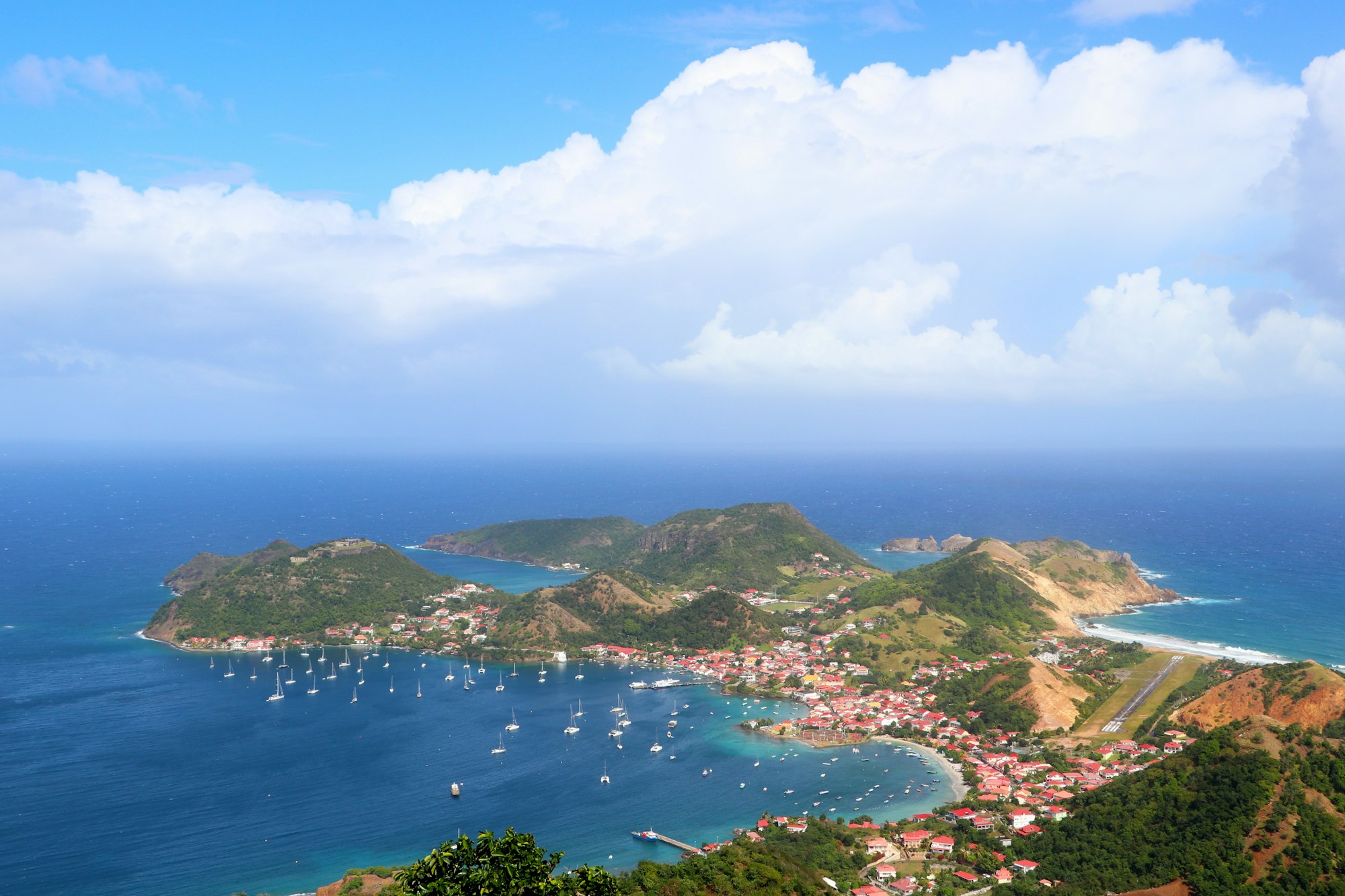 Vue aérienne de la baie des Saintes et de ses voiliers, Guadeloupe