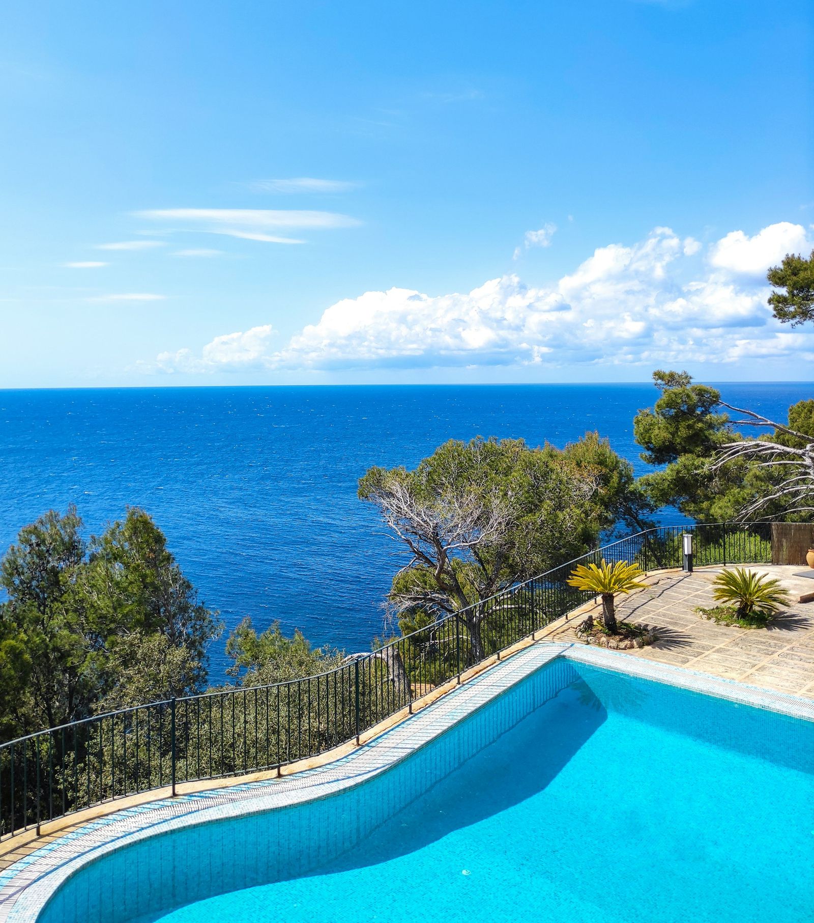 Piscine à débordement surplombant la mer turquoise